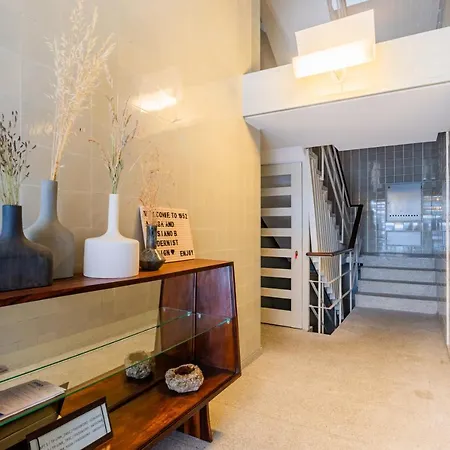 Amazing Duplex - Mid Century Experience & Parking Apartment