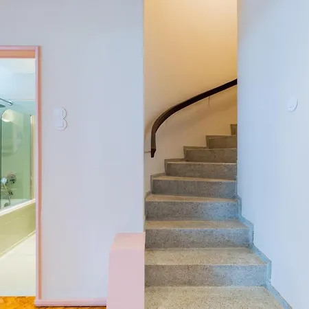 Apartment Amazing Duplex - Mid Century Experience & Parking *