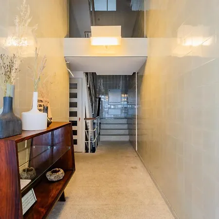 Apartment Amazing Duplex - Mid Century Experience & Parking *