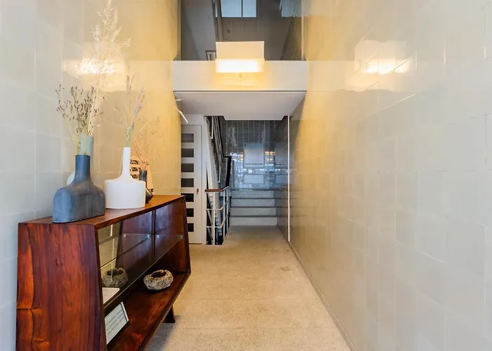 Apartman Amazing Duplex - Mid Century Experience & Parking *