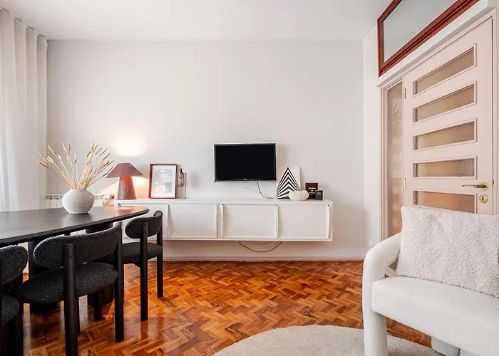 Amazing Duplex - Mid Century Experience & Parking 아파트 포르투