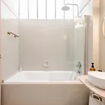 Amazing Duplex - Mid Century Experience & Parking