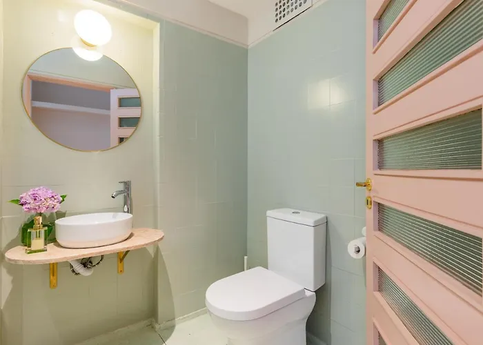 Apartment Amazing Duplex - Mid Century Experience & Parking *